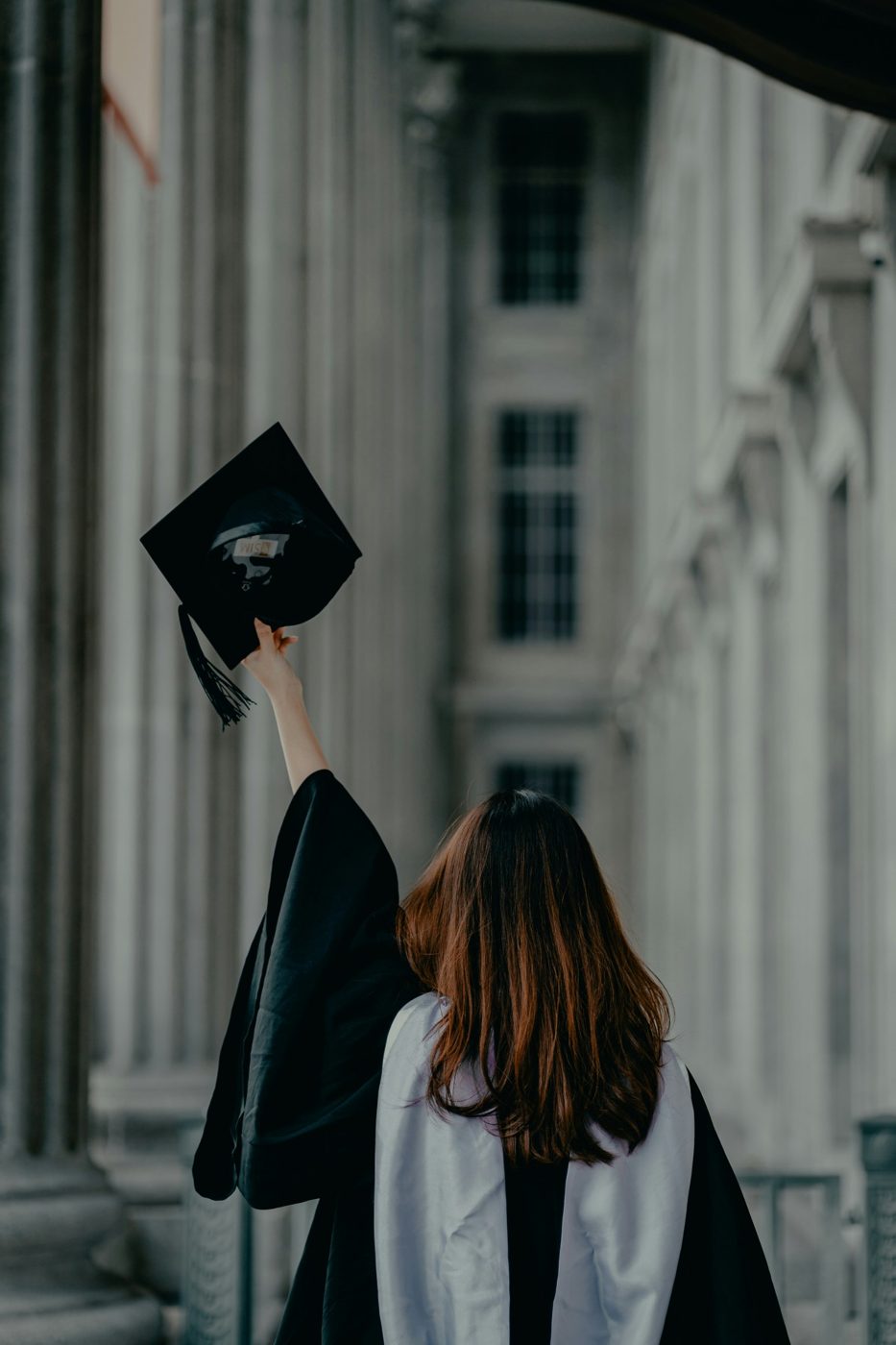 Bachelière en toge, diplôme du Bac en main